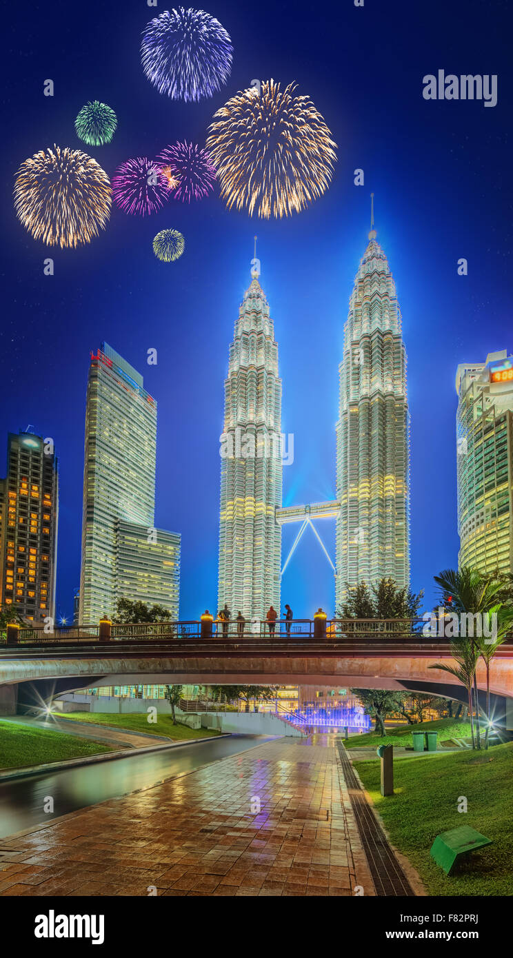 Bellissimi fuochi d'artificio sopra la città di Kuala Lumpur skyline notturno, Malaysia Foto Stock