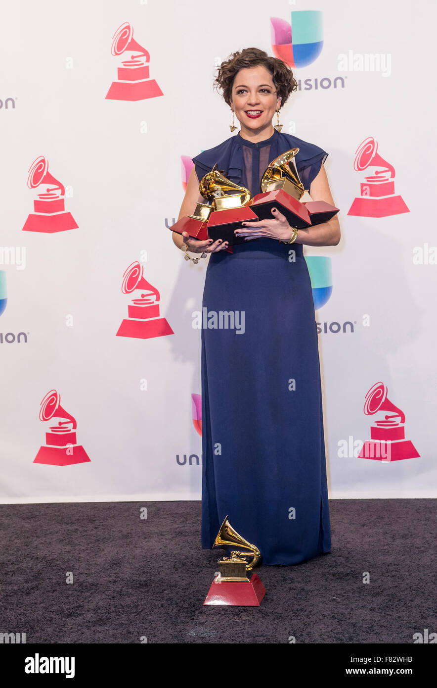 Natalia Lafourcade vincitore della Canzone dell'anno pone in sala stampa durante la 16th Annual Latin Grammy Awards di Las Vegas Foto Stock