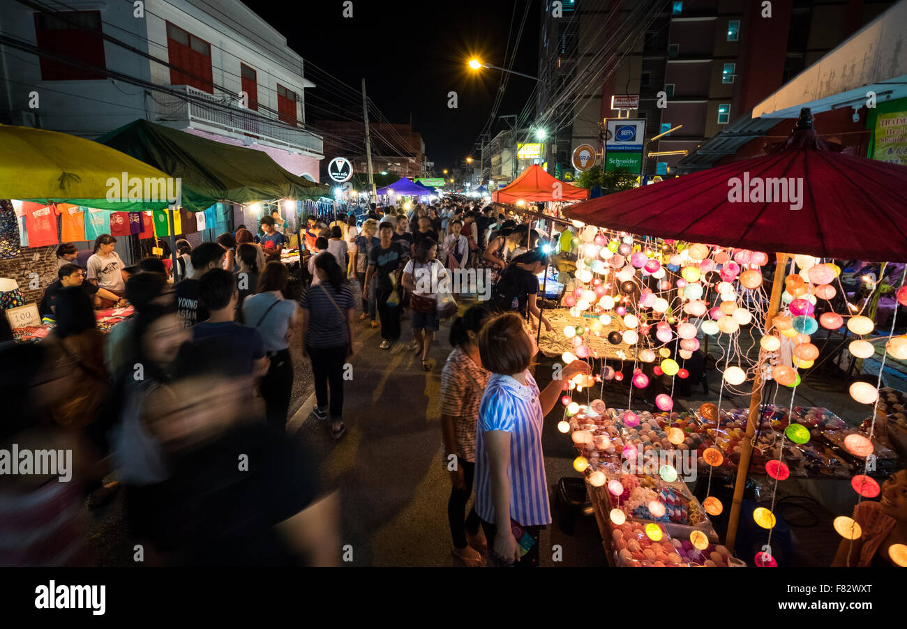 People shopping alla calma e atmosferica a piedi dal mercato notturno lungo Wualai Road a Chiang Mai, Thailandia. Foto Stock