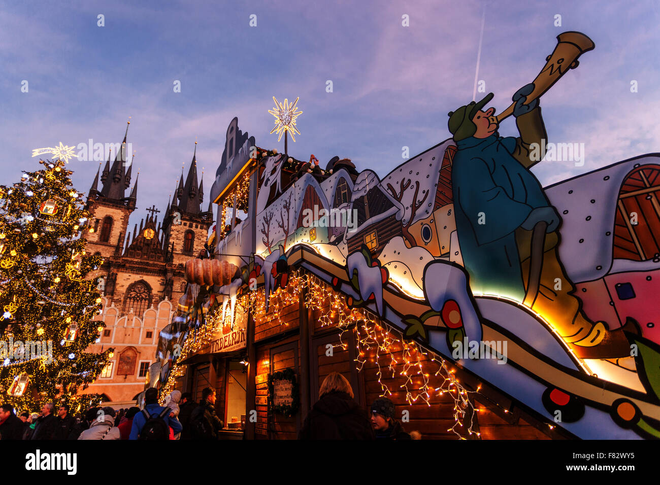 La Piazza della Città Vecchia, il mercato di Natale e albero, Praga, Repubblica Ceca Foto Stock
