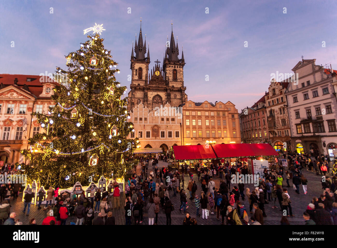 Folle Gente Praga Mercatino Di Natale Piazza Della Città Vecchia Praga, Repubblica Ceca Foto Stock