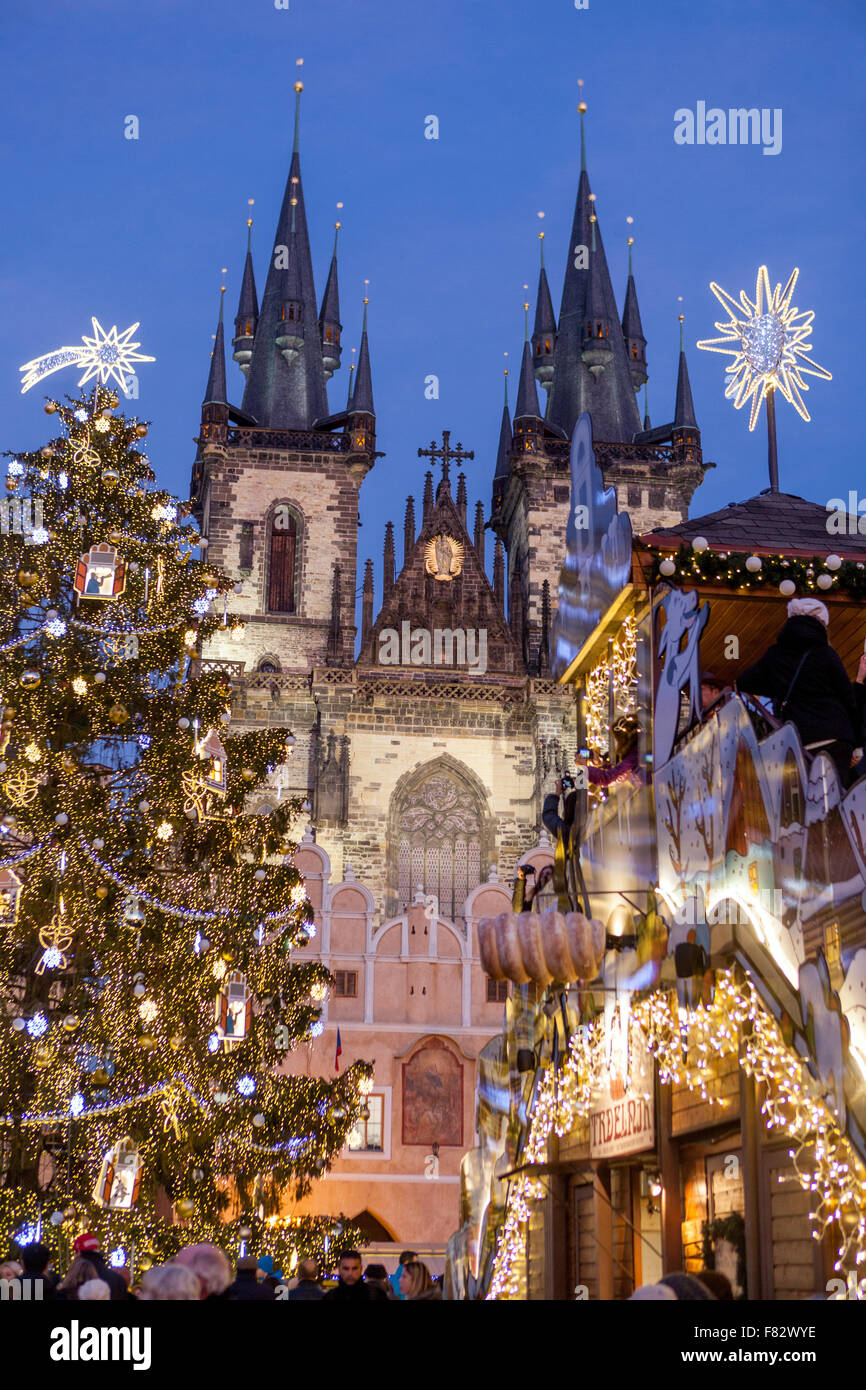 Immagini Di Praga A Natale.Praga Mercatino Di Natale E Albero Di Natale Nella Piazza Della Citta Vecchia Di Praga Repubblica Ceca Foto Stock Alamy