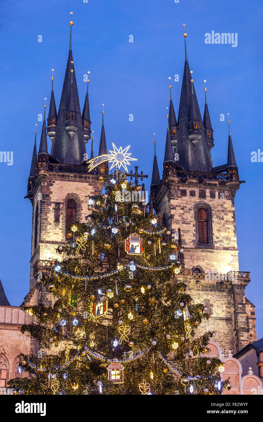 La Piazza della Città Vecchia, il mercato di Natale e albero, Praga, Repubblica Ceca Foto Stock