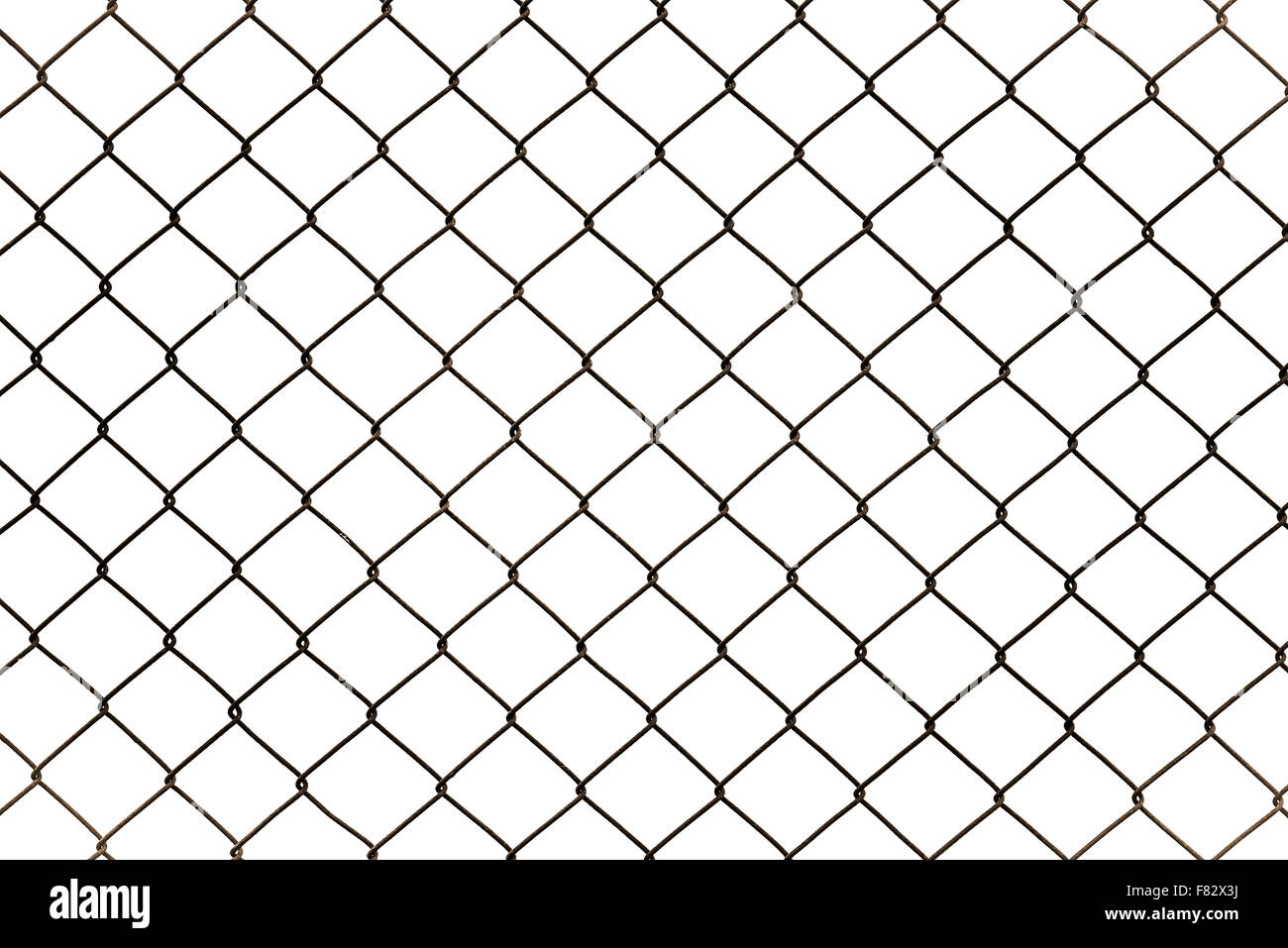 Rusty chain link fencing isolati su sfondo bianco, recinzione metallica a losanga Foto Stock