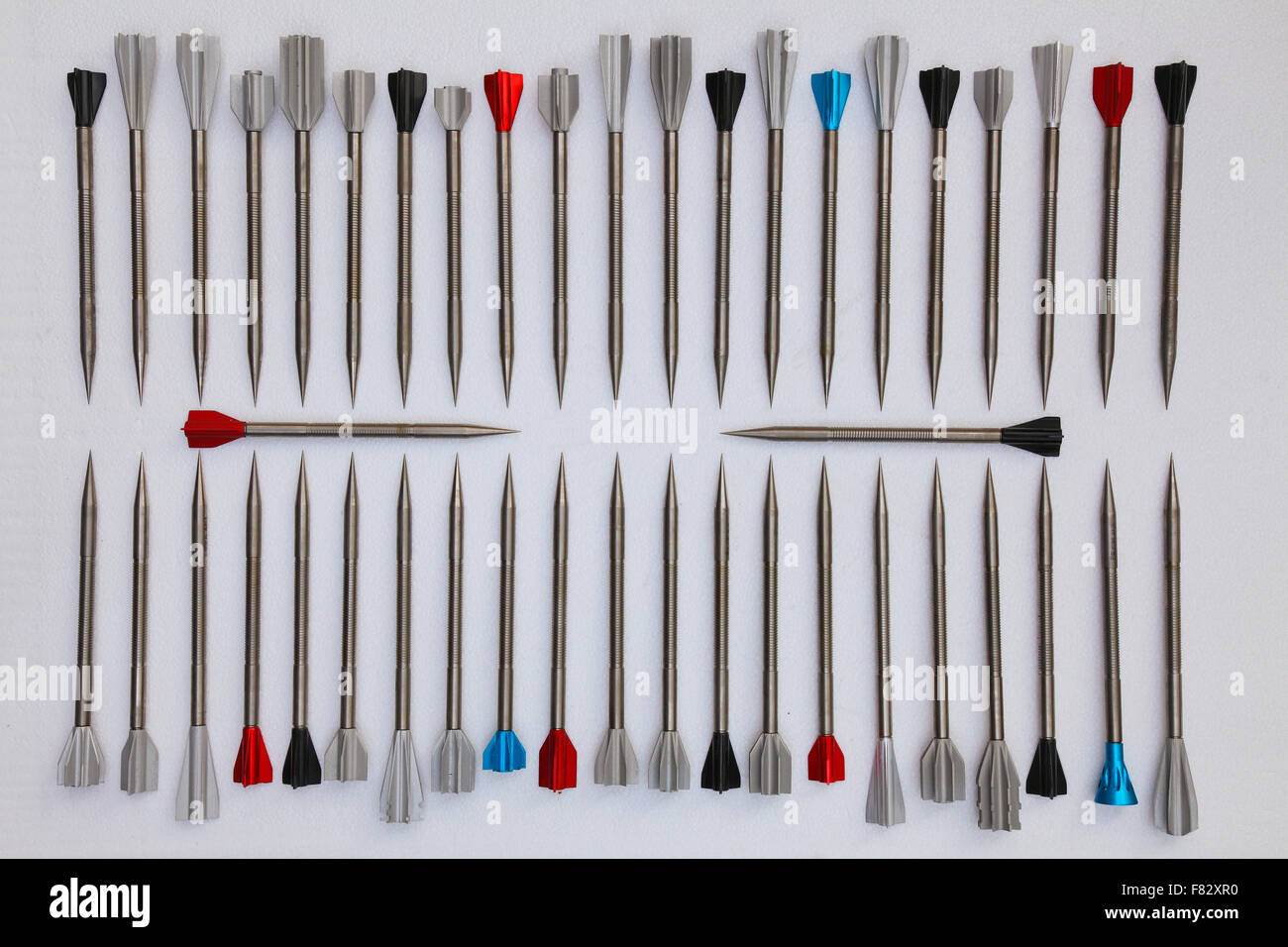 Una selezione di tungsteno freccette con alette in alluminio di vari colori  avvitato sulla estremità disposti in un disegno di forma oblunga Foto stock  - Alamy