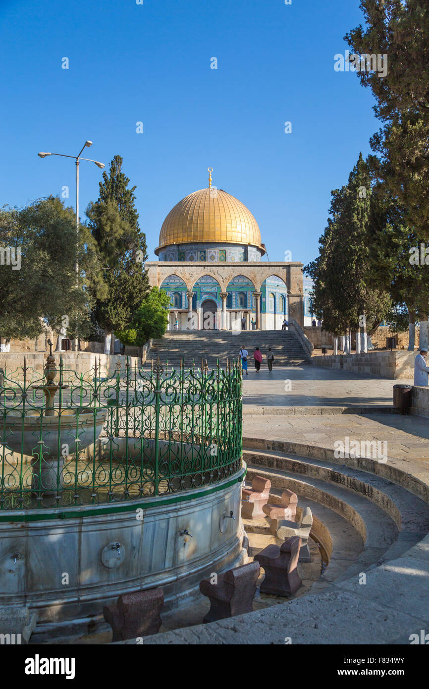 La Cupola della roccia, un santuario musulmano e abluzione fontana sul