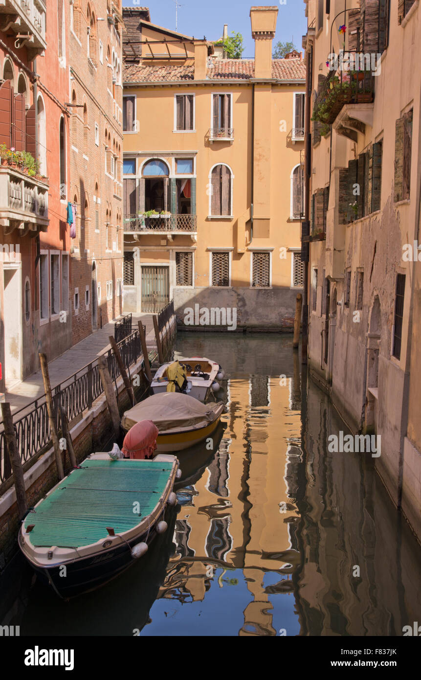 Riflessioni sul canale Venezia Foto Stock