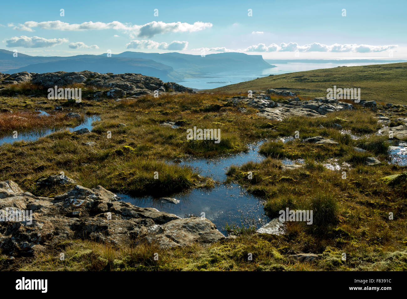 Le scogliere della Penisola Ardmeanach sopra Loch na Keal, da Beinn na Drise, Isle of Mull, Argyll and Bute, Scotland, Regno Unito Foto Stock