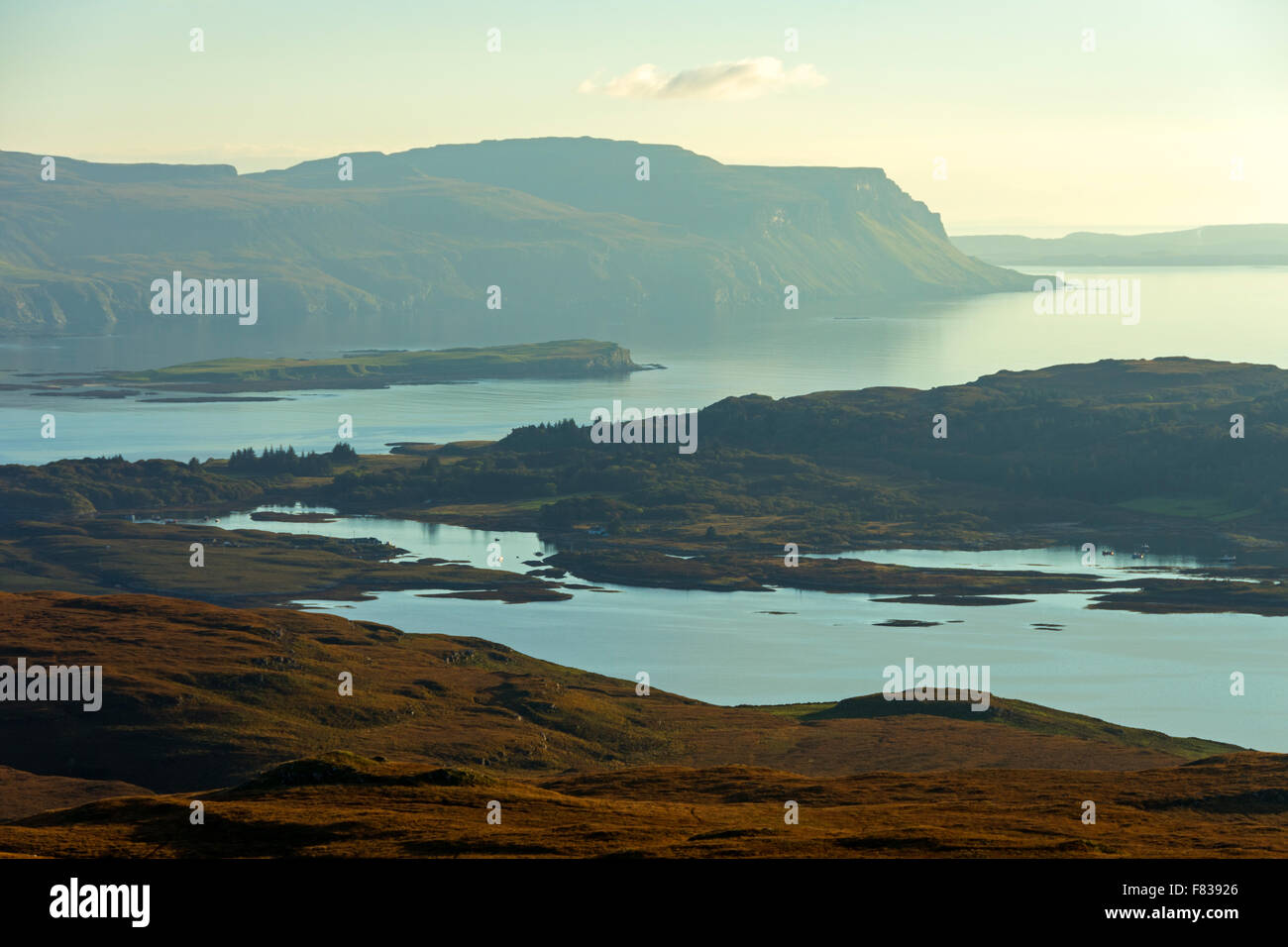 Le isole di Ulva e Eorsa e la penisola Ardmeanach da Beinn Bhuidhe, Isle of Mull, Argyll and Bute, Scotland, Regno Unito Foto Stock