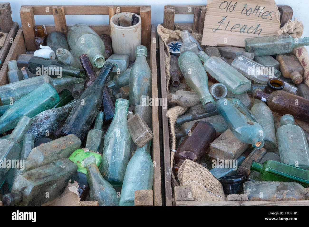 Raccolta di vecchie bottiglie di vetro per la vendita a Newark antiquariato e collezionisti. Foto Stock