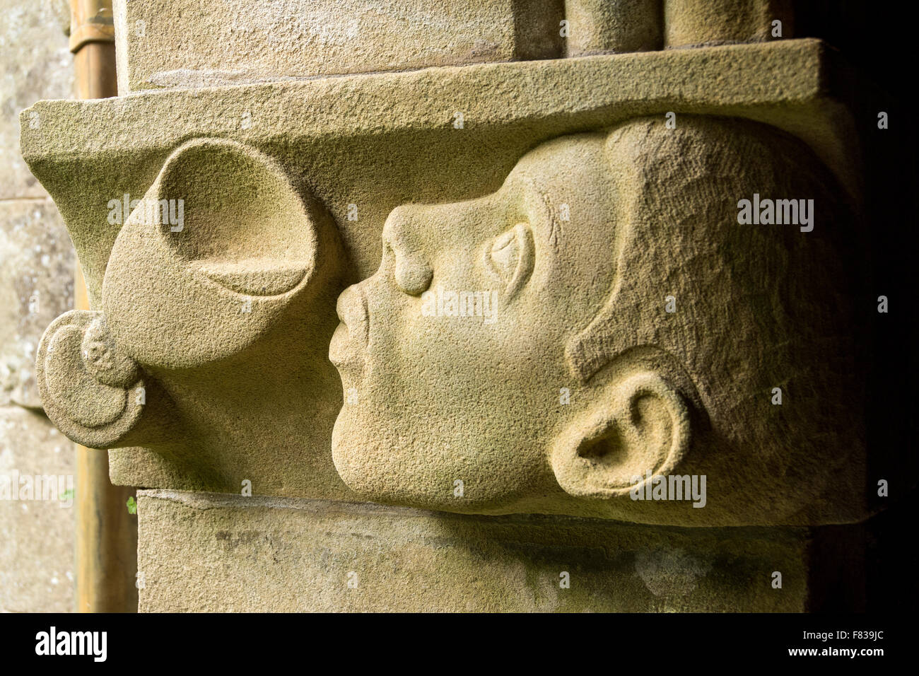 "Ricevendo il Cup', una scultura in pietra da Chris Hall, Chiostro abbazia, Isola di Iona, Ebridi Interne, Scotland, Regno Unito Foto Stock