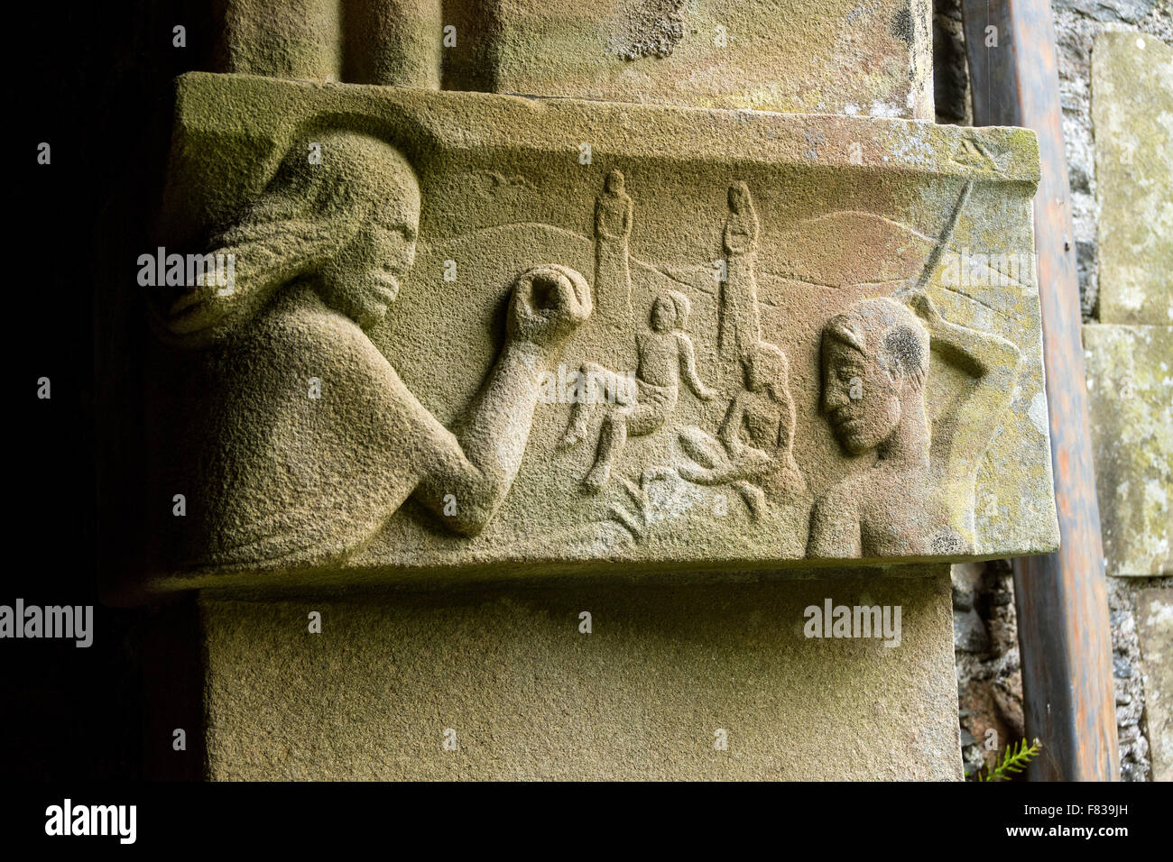 " La parabola del granello di senapa', una scultura in pietra da Chris Hall, Chiostro abbazia, Isola di Iona, Ebridi Interne, Scotland, Regno Unito Foto Stock