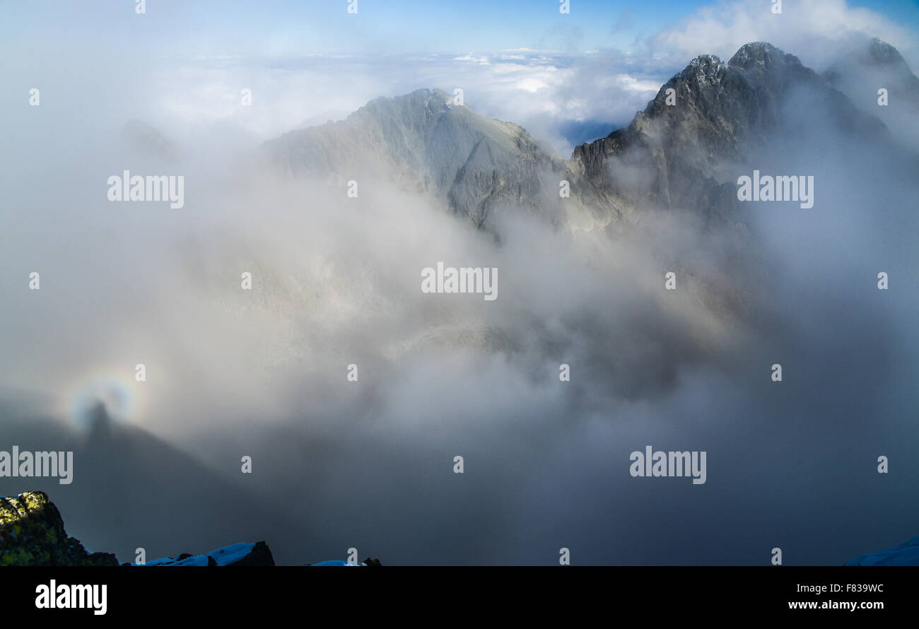 Brocken spectre nei Monti Tatra sopra le nuvole - panorama Foto Stock