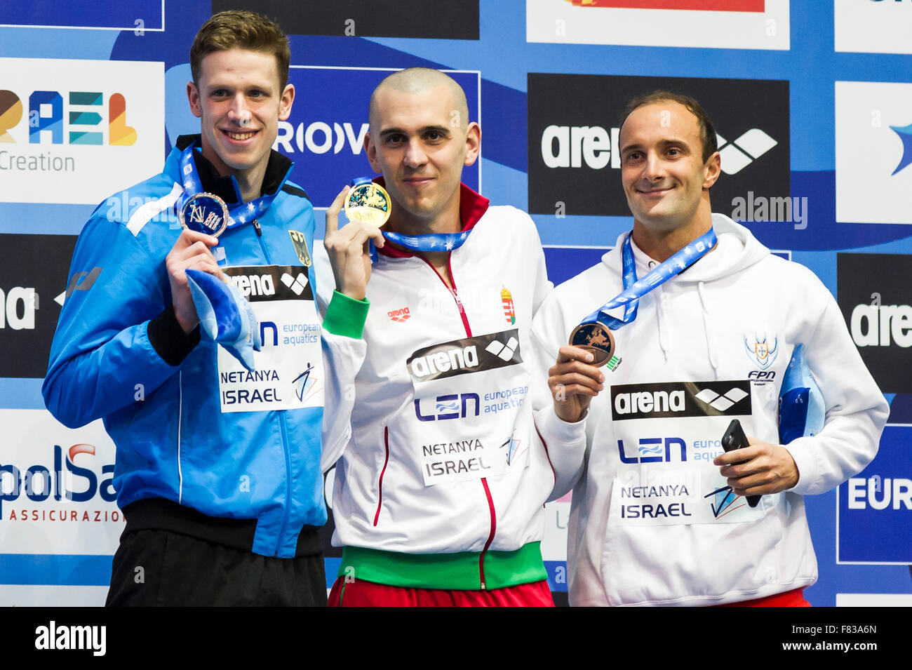 Israele. 04 Dic, 2015. CSEH Laszlo HUN medaglia d oro e il nuovo record europeo, HEINTZ Philip GER medaglia d argento, CARVALHO Diogo Filipe POR medaglia di bronzo Uomini 200m medley finale di Israele, Wingate Institute LEN European Short Course Swimming Championships Dic. 2 - 6, 2015 Netanya 04-12-2015 foto Giorgio Perottino/ © Insidefoto/Alamy Live News Credito: Insidefoto/Alamy Live News Foto Stock