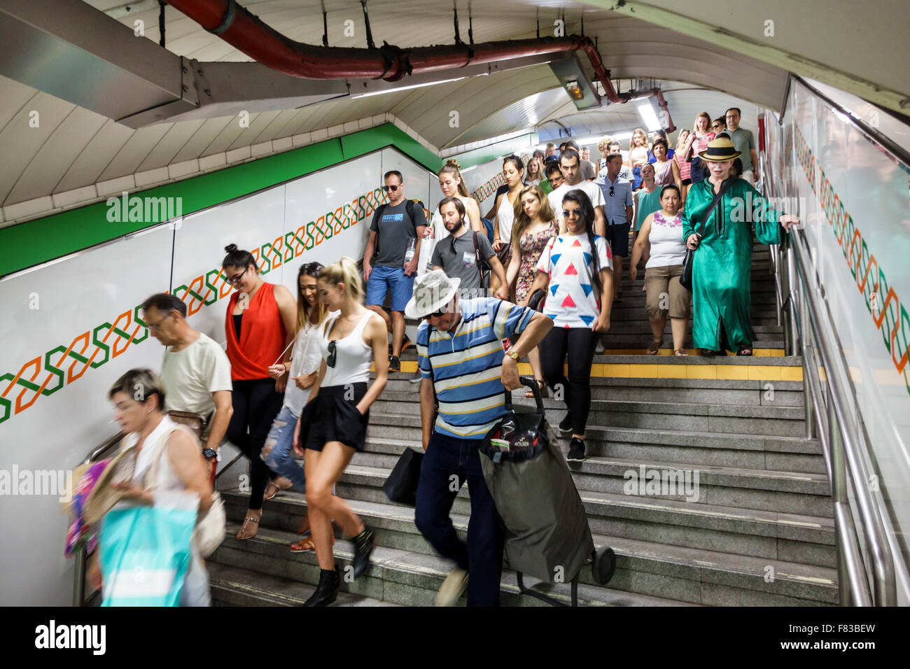 Madrid Spagna,Centro ispanico,Stazione metropolitana la Latina,metropolitana,treno,metropolitana,scale,pendolari,passeggeri passeggeri motociclisti,uomo uomo maschio,donna fe Foto Stock