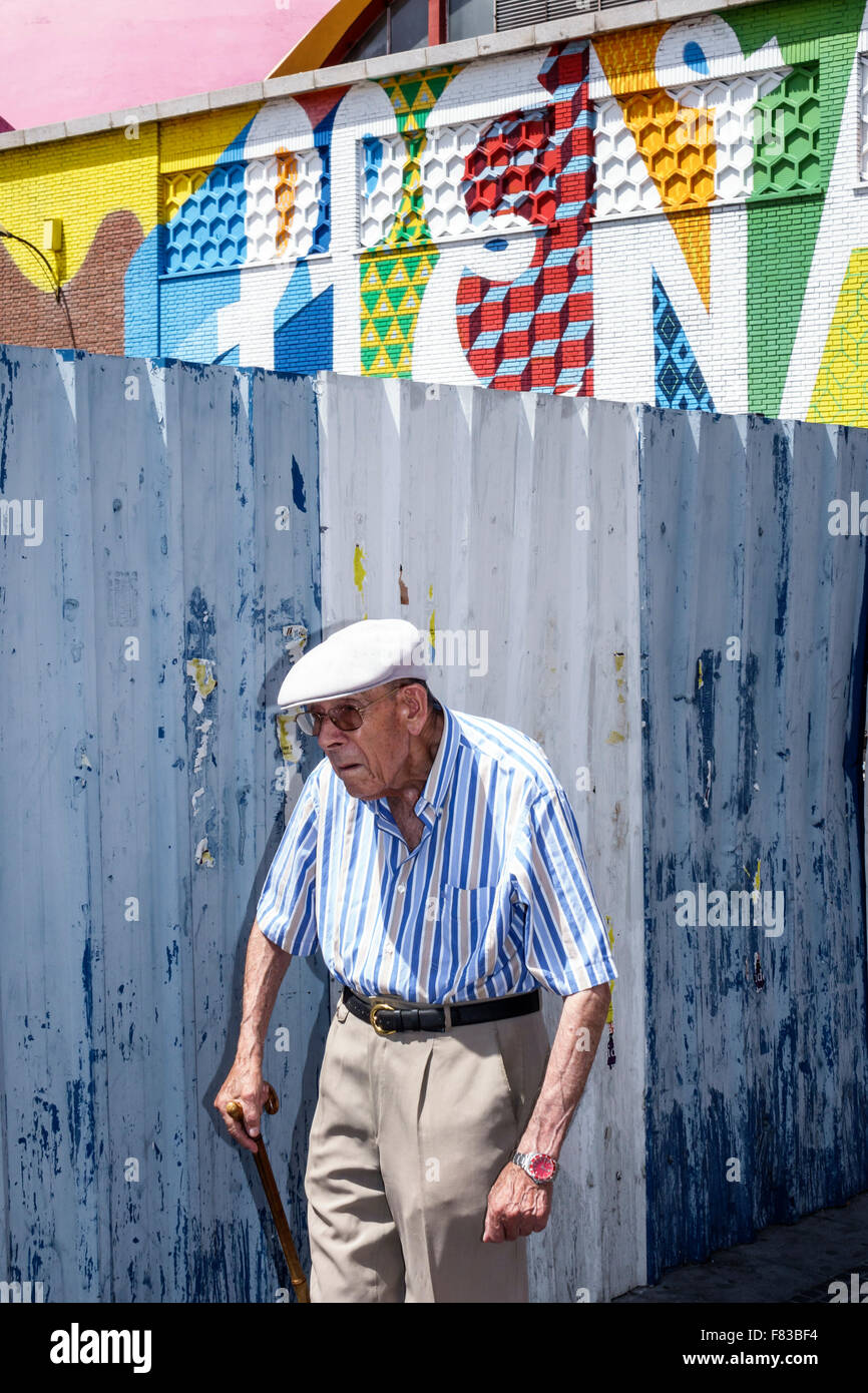 Madrid Spagna,Centro ispanico,Barrio de la Latina,anziani cittadini anziani,uomo uomo maschio,anziani,CAN,camminare,cappello,ascot cappello piatto,Spain150705016 Foto Stock