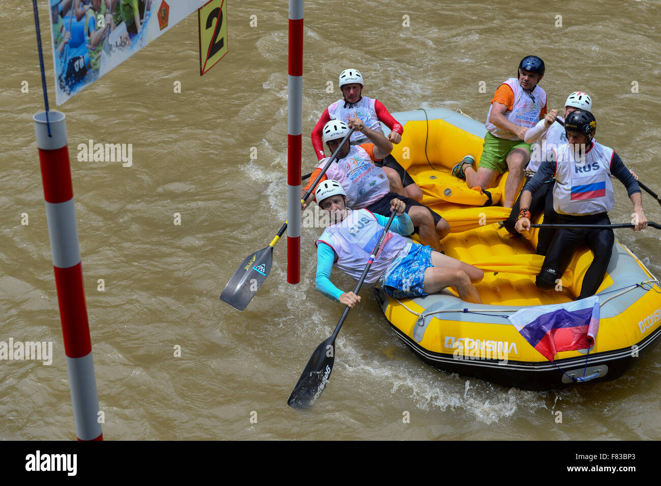 Russian Open uomini slalom team sul mondo Campionato di rafting nel fiume Citarik, West Java, Indonesia. Il Brasile ha vinto medaglie d oro seguita da Nuova Zelanda e Repubblica ceca nel secondo e terzo posto. Foto Stock