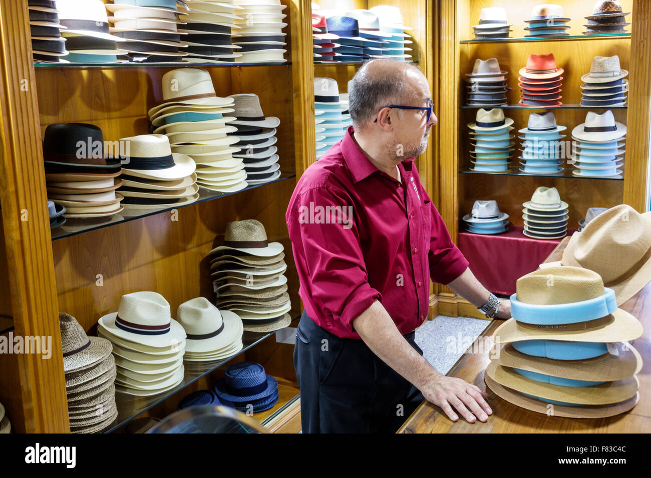 Madrid Spagna,Centro etnico ispanico,Plaza Mayor,negozio cappello,fabbrica,vendita scaffali,fedoras,Panama,cappelli,uomo uomo maschio,manager,lavoro di lavoro WO Foto Stock