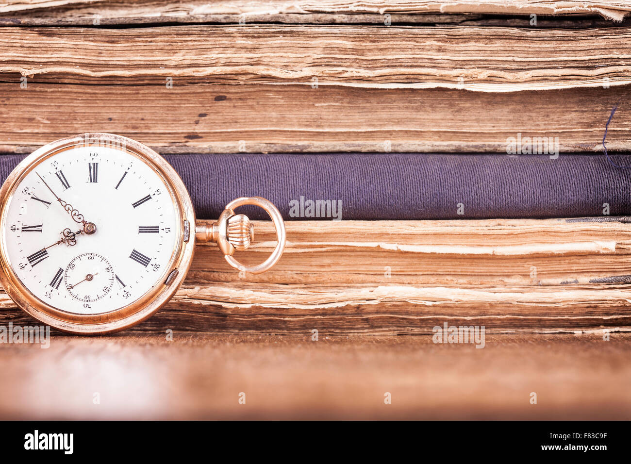 Stack di sfondo di libri vecchi e pocket watch closeup Foto Stock