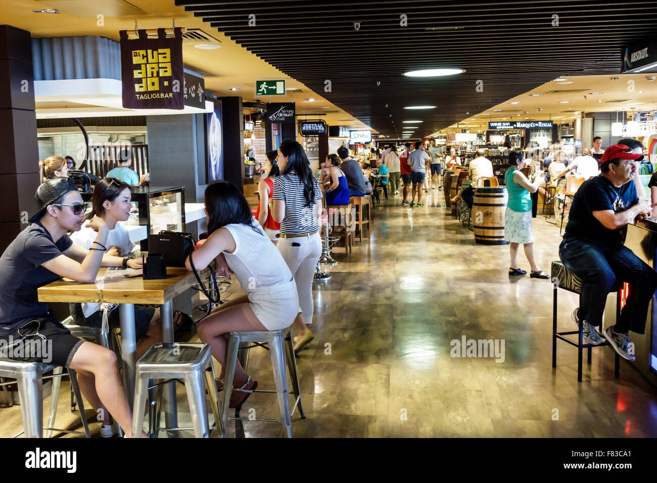 Madrid Spagna,Centro etnico ispanico,Plaza de Callao,El Corte Ingles,grandi magazzini,shopping shopper shopping negozi mercati di mercato acquisti sellin Foto Stock