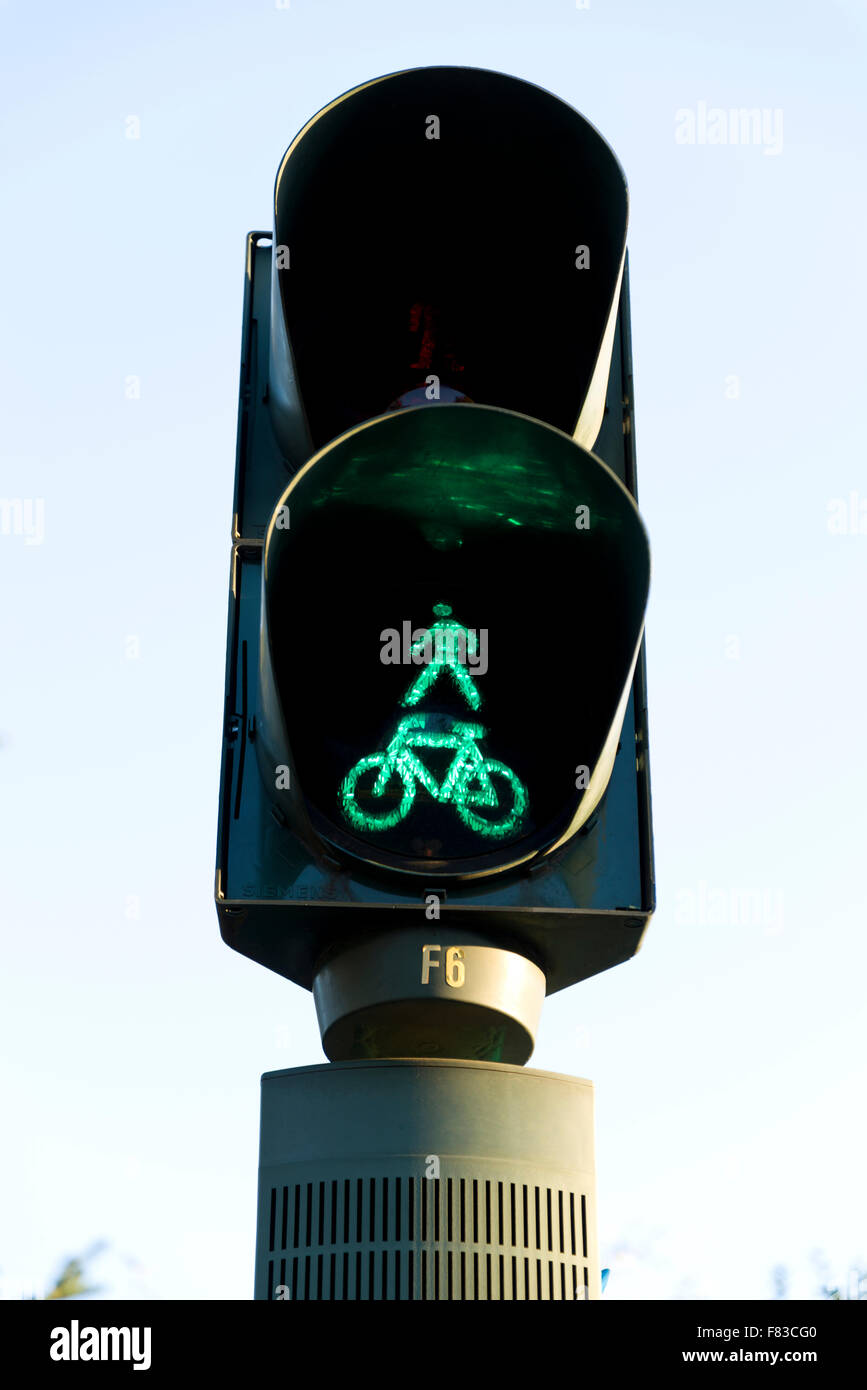 Ciclo e il semaforo pedonale a verde per andare o procedere con cautela. Foto Stock