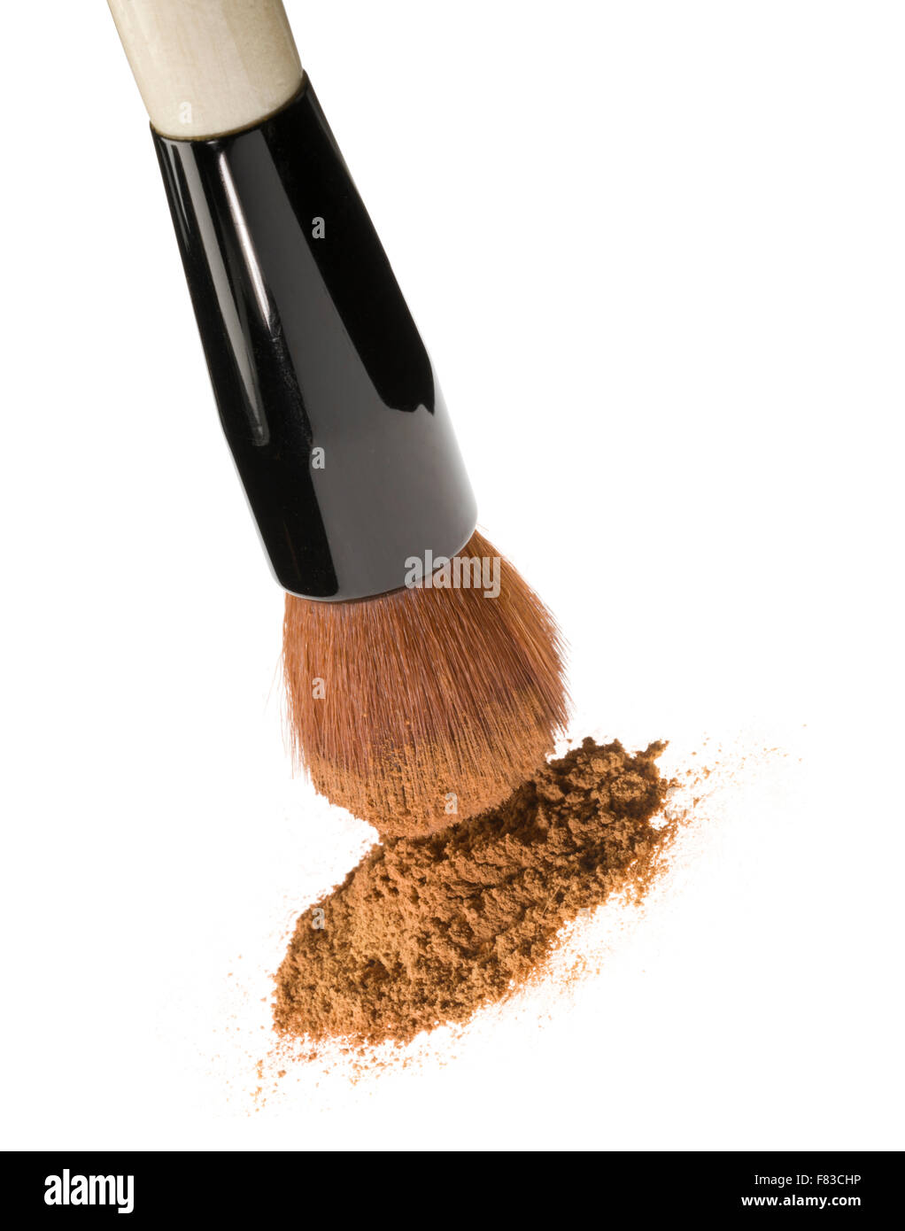 Fondazione polvere pennello. Applicatore per il trucco. Faccia la vernice. Applicare foundation in polvere. Spazzola morbida con caldi colori della pelle trucco. Foto Stock