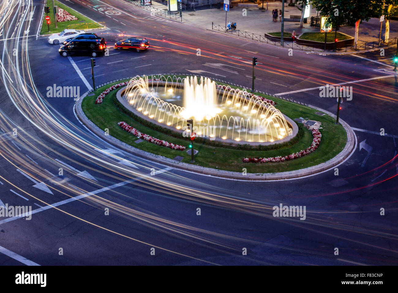 Madrid Spagna,ispanica Chamberi,Plaza Alonzo Martinez,crepuscolo,notte sera,traffico,fontana illuminata,Spain150705132 Foto Stock