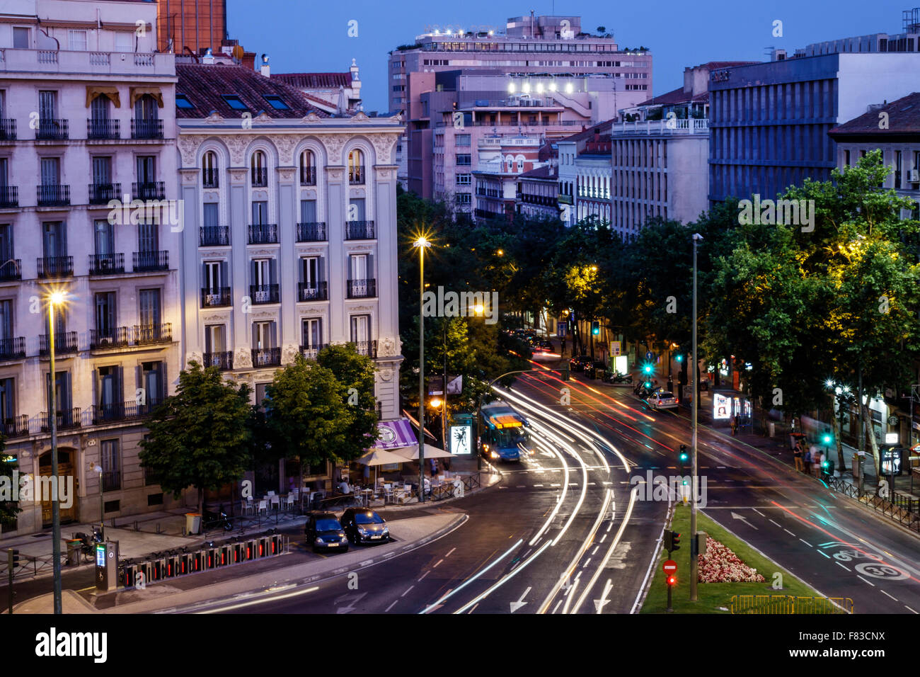 Madrid Spagna,ispanica Chamberi,Plaza Alonzo Martinez,crepuscolo,notte sera,traffico,skyline della città,appartamenti residenziali,Spain150705133 Foto Stock