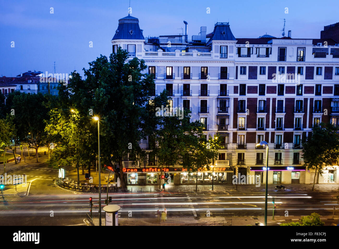 Madrid Spagna,ispanica Chamberi,Plaza Alonzo Martinez,crepuscolo,notte sera,traffico,skyline della città,appartamenti residenziali,Spain150705136 Foto Stock