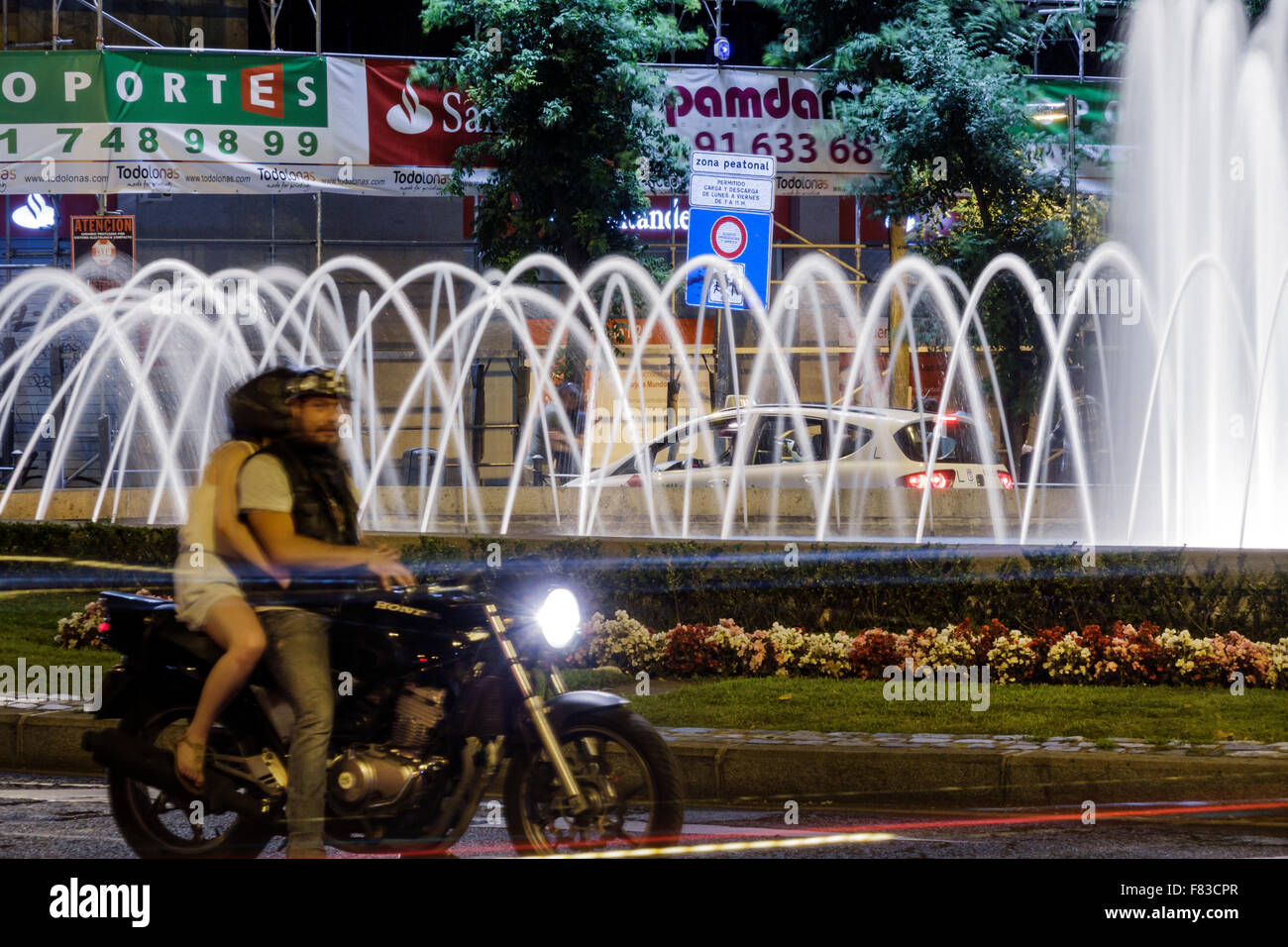 Madrid Spagna,Europa,spagnolo,latino ispanico Latino etnia immigranti minoritari, Chamberi,Plaza Alonzo Martinez,crepuscolo,vita notturna sera a poppa Foto Stock