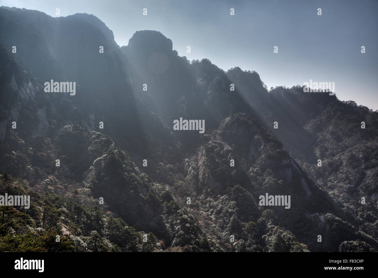 Montagne di giallo (Huangshan) - La mattina presto i raggi del sole della provincia di Anhui Cina LA008545 Foto Stock