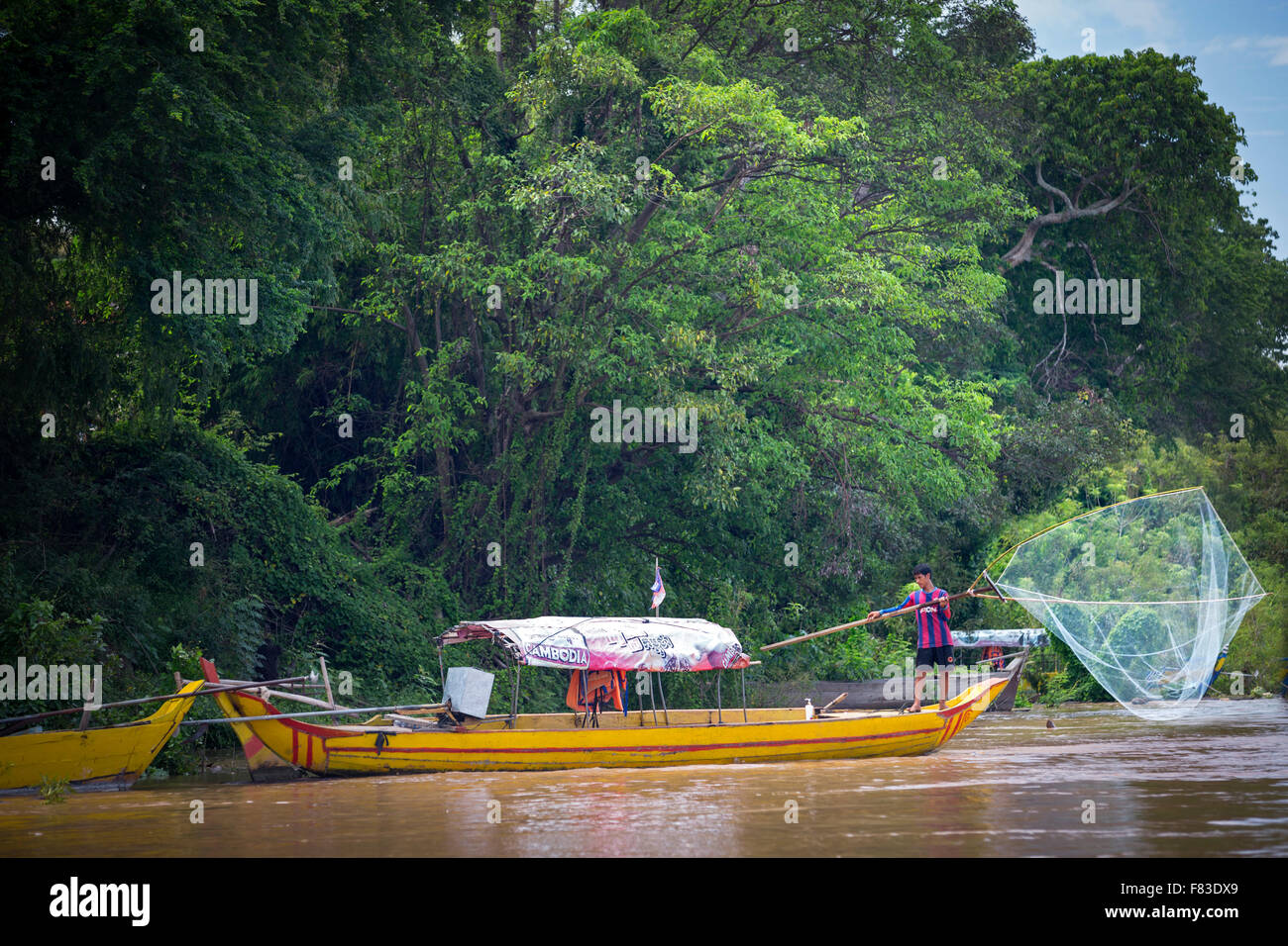 Sul fiume Mekong, un pescatore cambogiano con la sua grande rete da pesca (Kratie - Cambogia - Sud Est Asiatico). Foto Stock