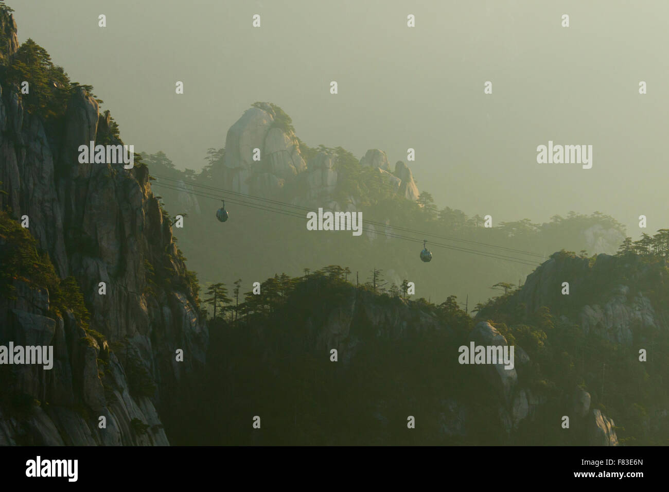 Il cavo giallo auto montagne (Huangshan) provincia di Anhui Cina LA008598 Foto Stock