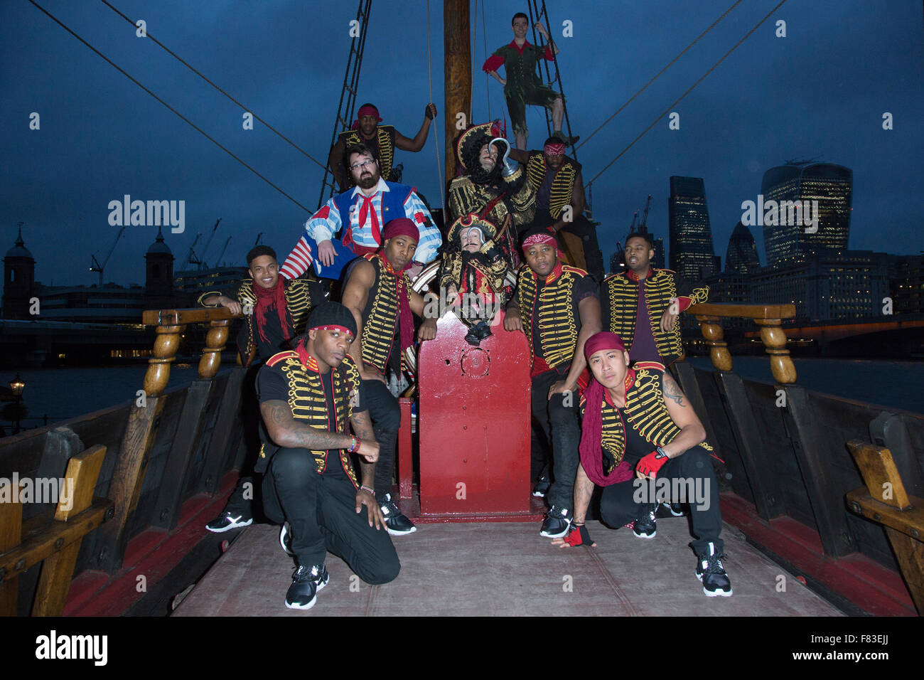 L-R: urtato natale, Verne Troyer, Marcus Brigstocke, George Ure e membri di impeccabile, Londra, Regno Unito. Photocall a bordo del Golden Hinde II per il Peter Pan Natale panto , il Nuovo Teatro di Wimbledon. La mostra va dal 5 dicembre 2015 al 10 gennaio 2016. Con Verne Troyer come nobile il pirata, Marcus Brigstocke come Capitano Uncino, vibra il Natale come Smee, George Ure come Peter Pan e impeccabile come pirati dell'equipaggio. Foto Stock