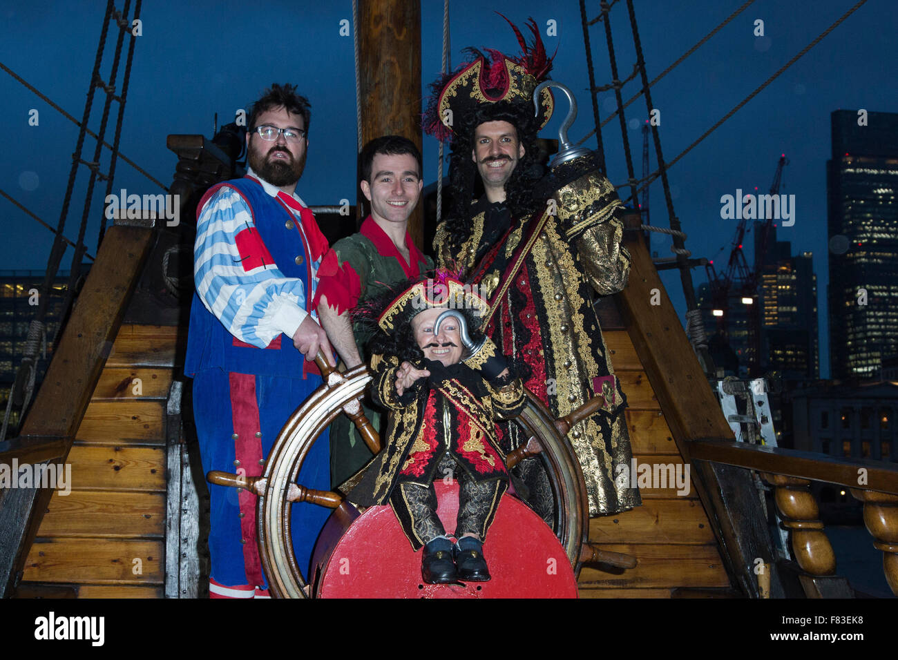 L-R: urtato natale, George Ure, Verne Troyer e Marcus Brigstocke. Photocall a bordo del Golden Hinde II per il Peter Pan Natale panto , il Nuovo Teatro di Wimbledon. La mostra va dal 5 dicembre 2015 al 10 gennaio 2016. Con Verne Troyer come nobile il pirata, Marcus Brigstocke come Capitano Uncino, vibra il Natale come Smee, George Ure come Peter Pan e impeccabile come pirati dell'equipaggio. Foto Stock