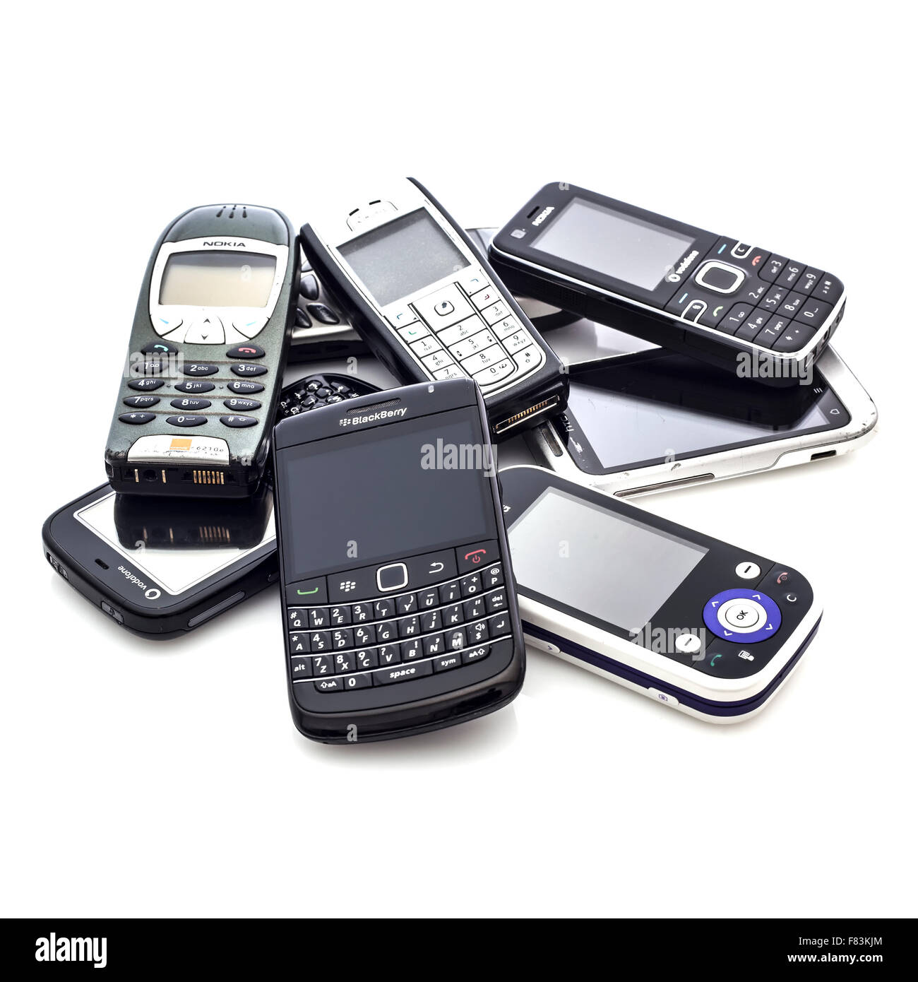 Una collezione di vecchi telefoni cellulari su sfondo bianco Foto Stock