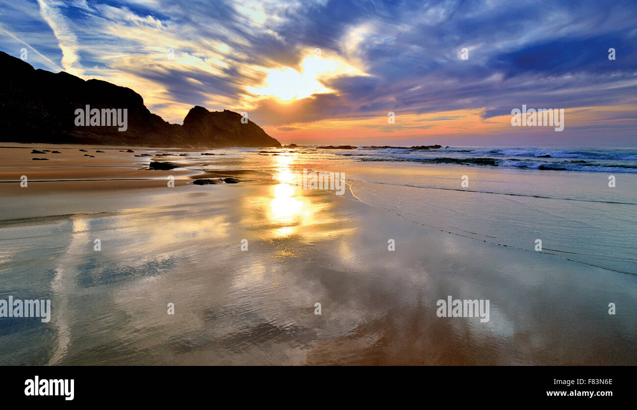 Il Portogallo, Costa Vicentina: vista panoramica con cielo drammatico di spiaggia naturale in Rogil Foto Stock
