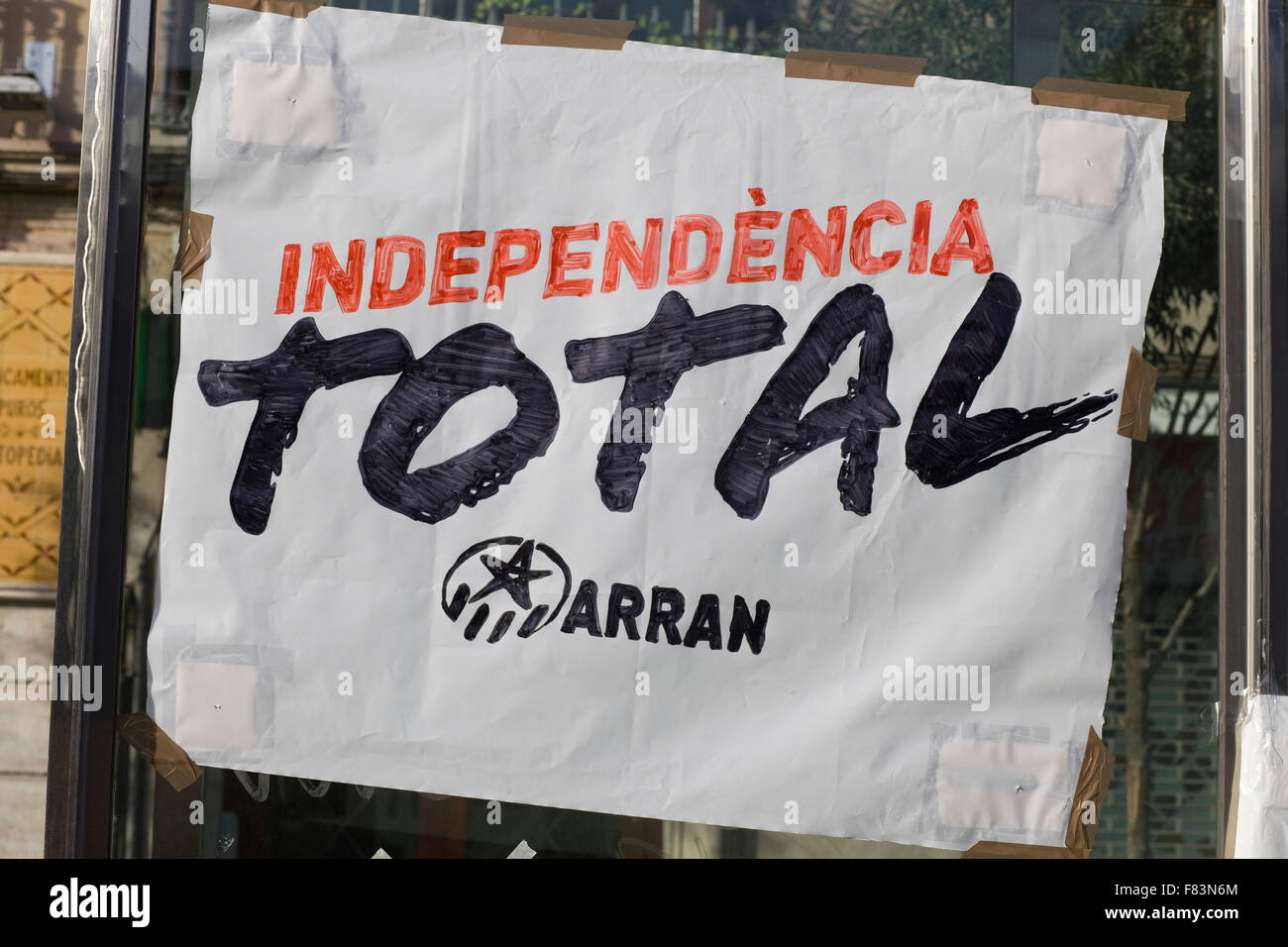 Segno di protesta per l'indipendenza politica ed economica e la riunificazione della regione catalana Barcelona Foto Stock