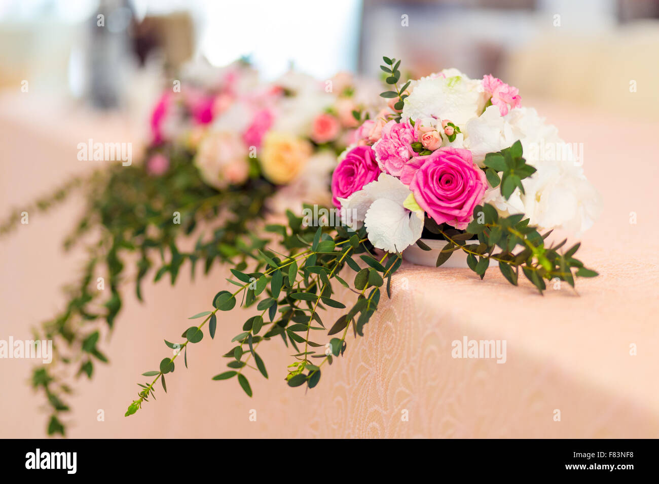 Wedding decorazioni di fiori sul tavolo Foto Stock