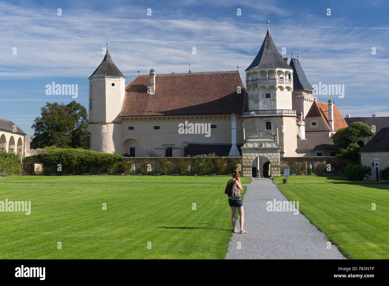 Un turista all'interno del cortile di Rosenberg castello rinascimentale in Austria Inferiore Foto Stock