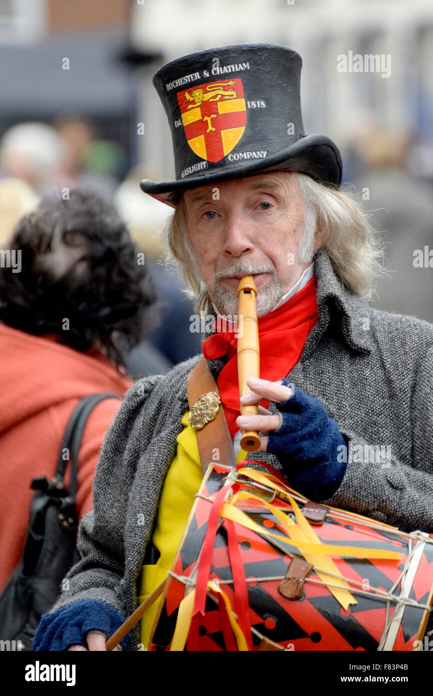 Rochester, Kent, 5 dicembre. Il primo giorno del weekend di Dickensian annuale festa di Natale - Keith Beckford, alias "William Tompkins, Lamplighter' c Foto Stock