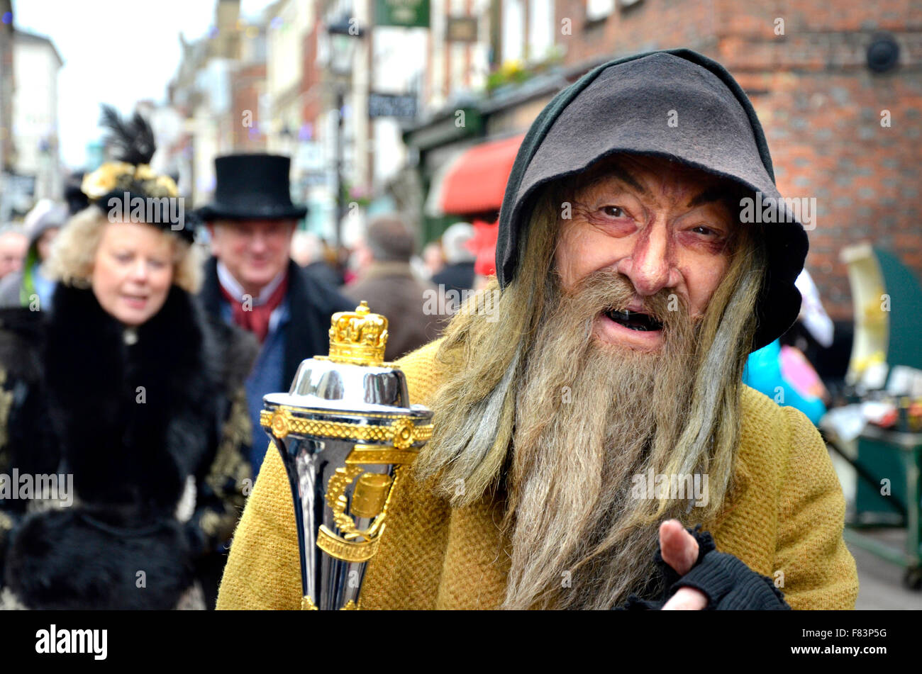 Rochester, Kent, 5 dicembre. Il primo giorno del weekend di Dickensian annuale festa di Natale inizia con sfilate in giù il High Street, musica e intrattenimento per le migliaia di visitatori - con un po' di neve artificiale Credito: PjrNews/Alamy Live News Foto Stock