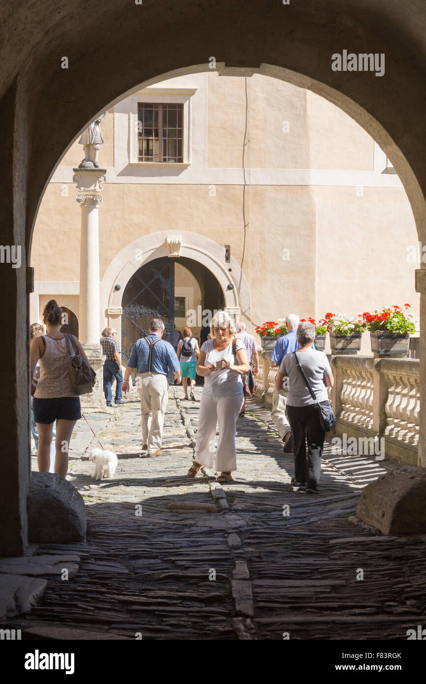 I turisti di prendere un tour di Rosenberg castello rinascimentale in Austria Inferiore Foto Stock