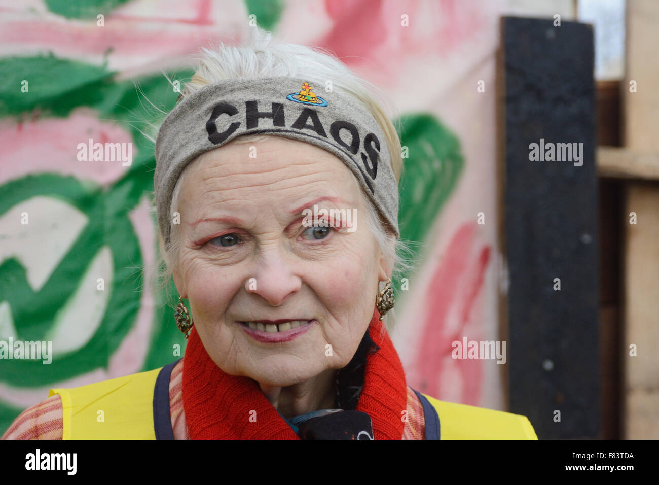 Upton, Cheshire, Regno Unito. 5 Dic, 2015. Upton Protection Camp residenti stessi di bloccaggio verso il basso in corrispondenza della corsia Duttons sito. Questo gruppo è la protesta della perforazione esplorativa della società fracking IGas. Dame Vivienne Westwood ruotato fino a mostrare il suo sostegno. Credito: Dave Ellison/Alamy Live News' Foto Stock
