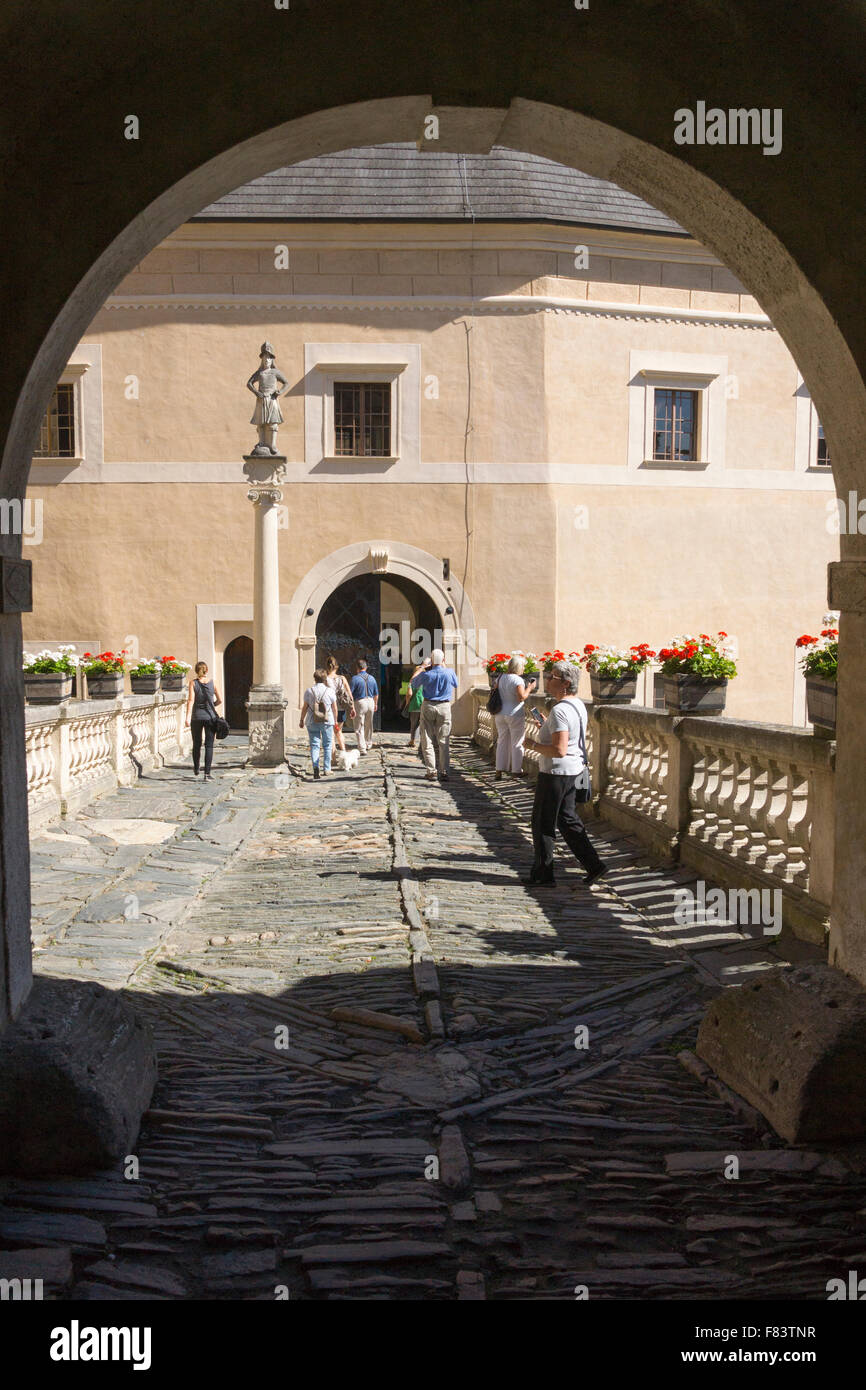 I turisti di prendere un tour di Rosenberg castello rinascimentale in Austria Inferiore Foto Stock