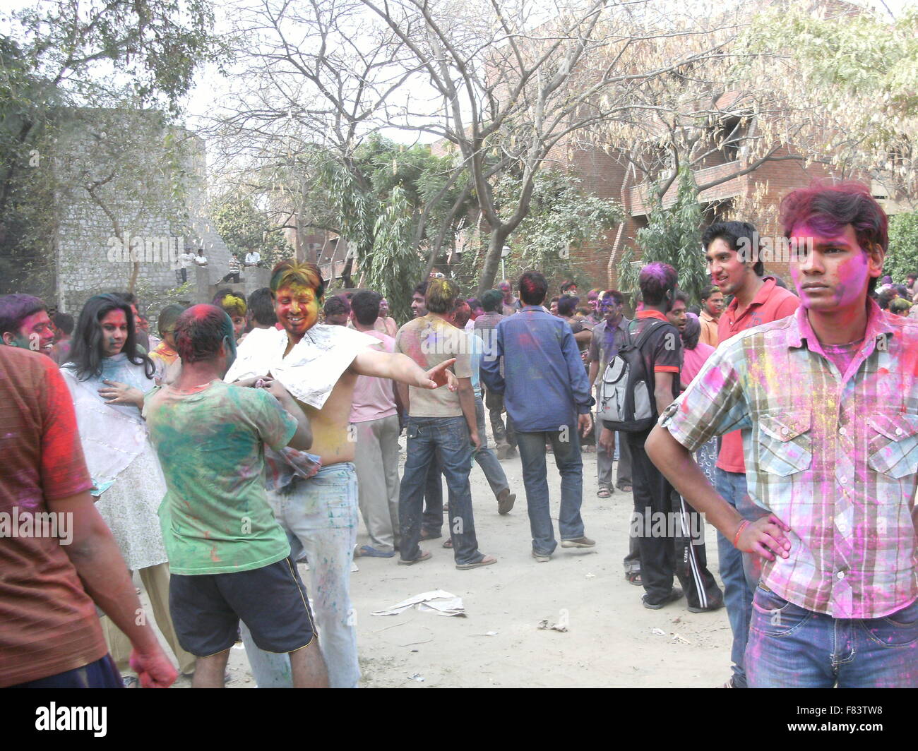 Holi (colore festival) celebrazione in Jawaharlal nehry university, New Delhi India Foto Stock