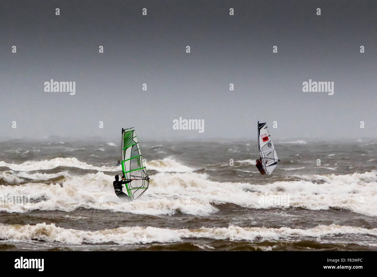 Troon, Ayrshire, Regno Unito. 05 Dic, 2015. Come tempesta Desmond martelli la costa dell'Ayrshire con forti venti e piogge, non tutti si lamentano del tempo.Questi windsurfers, fuori dalla spiaggia a Troon, Ayrshire, stanno approfittando delle condizioni meteo e di onde alte per godersi il loro sport. Credito: Findlay/Alamy Live News Foto Stock