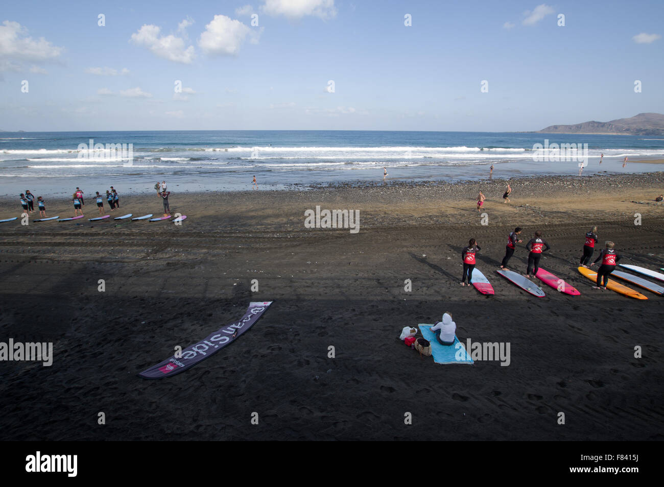 LAS PALMAS DE GRAN CANARIA, Spagna - 18 novembre 2015: le persone che frequentano lezione di surf a Playa de las canteras beach Foto Stock