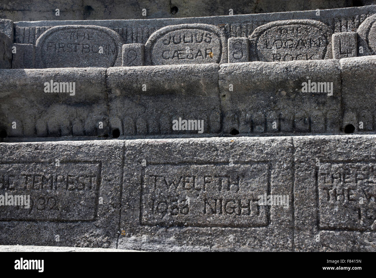 I sedili in pietra con citazioni di Shakespeare e caratteri Minack Theatre open-air theatre, Porthcurno, Penzance, Cornwall TR19 6JU Foto Stock
