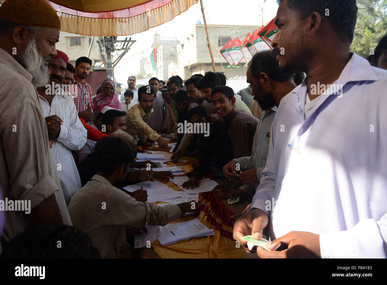 Karachi. 5 Dic, 2015. La popolazione pakistana stare in coda per esprimere il loro voto al di fuori di un seggio elettorale durante le elezioni dei governo locali nel Sud del Pakistan città portuale di Karachi su dicembre 5, 2015. Credito: Masroor/Xinhua/Alamy Live News Foto Stock